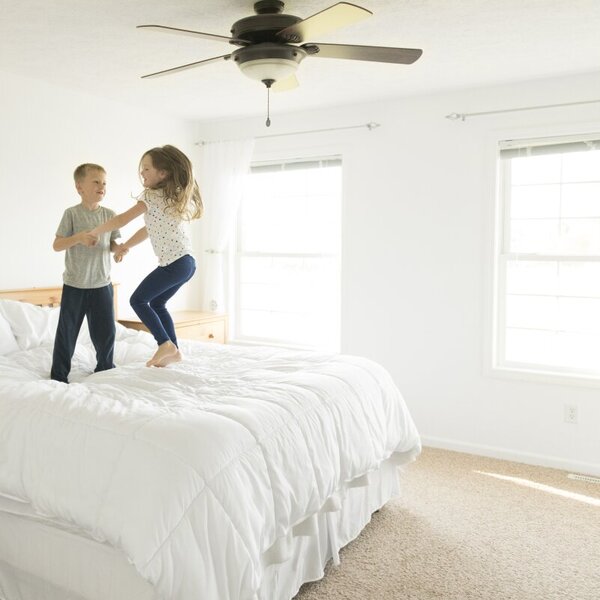 La canicule ? Suspendez un ventilateur de plafond bien à l'avance